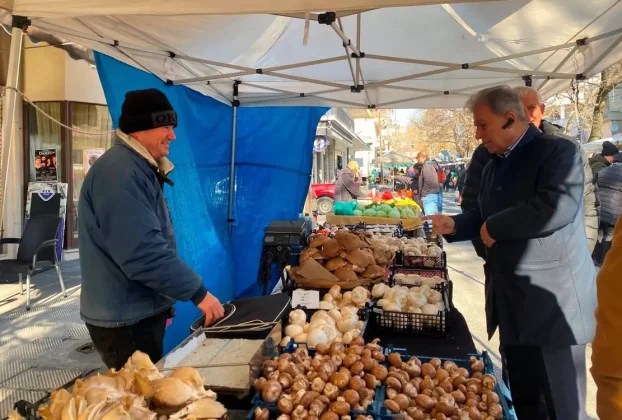 Ο Περιφερειάρχης Δυτικής Μακεδονίας Γιώργος Αμανατίδης σήμερα το πρωί για τις εορταστικές ευχές στην Λαϊκή Αγορά της Κοζάνης